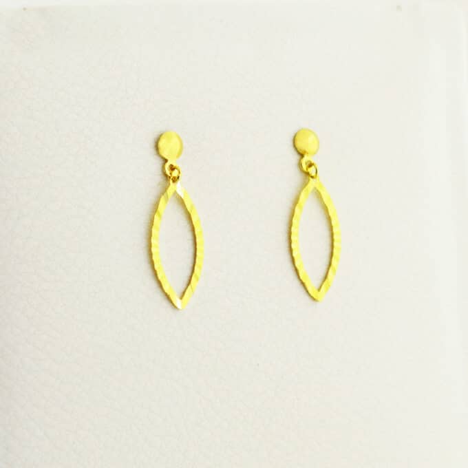 hoje aretes colgantes de oro