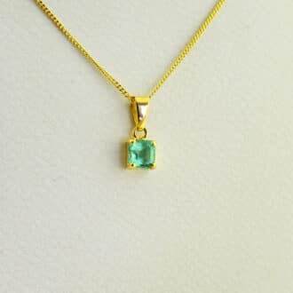 Collar con esmeralda