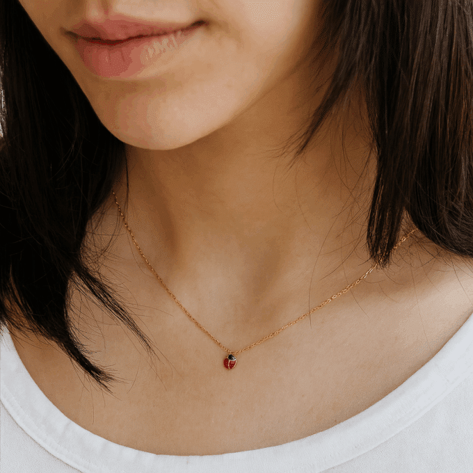 Collar de cadena con mariquita