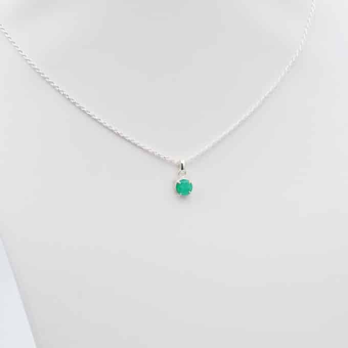 collar con esmeralda