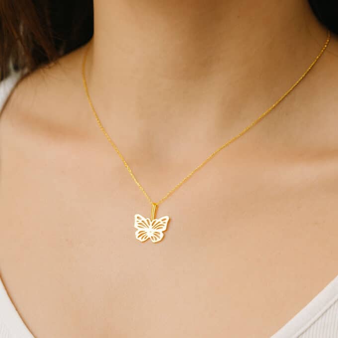 collar de oro con mariposa